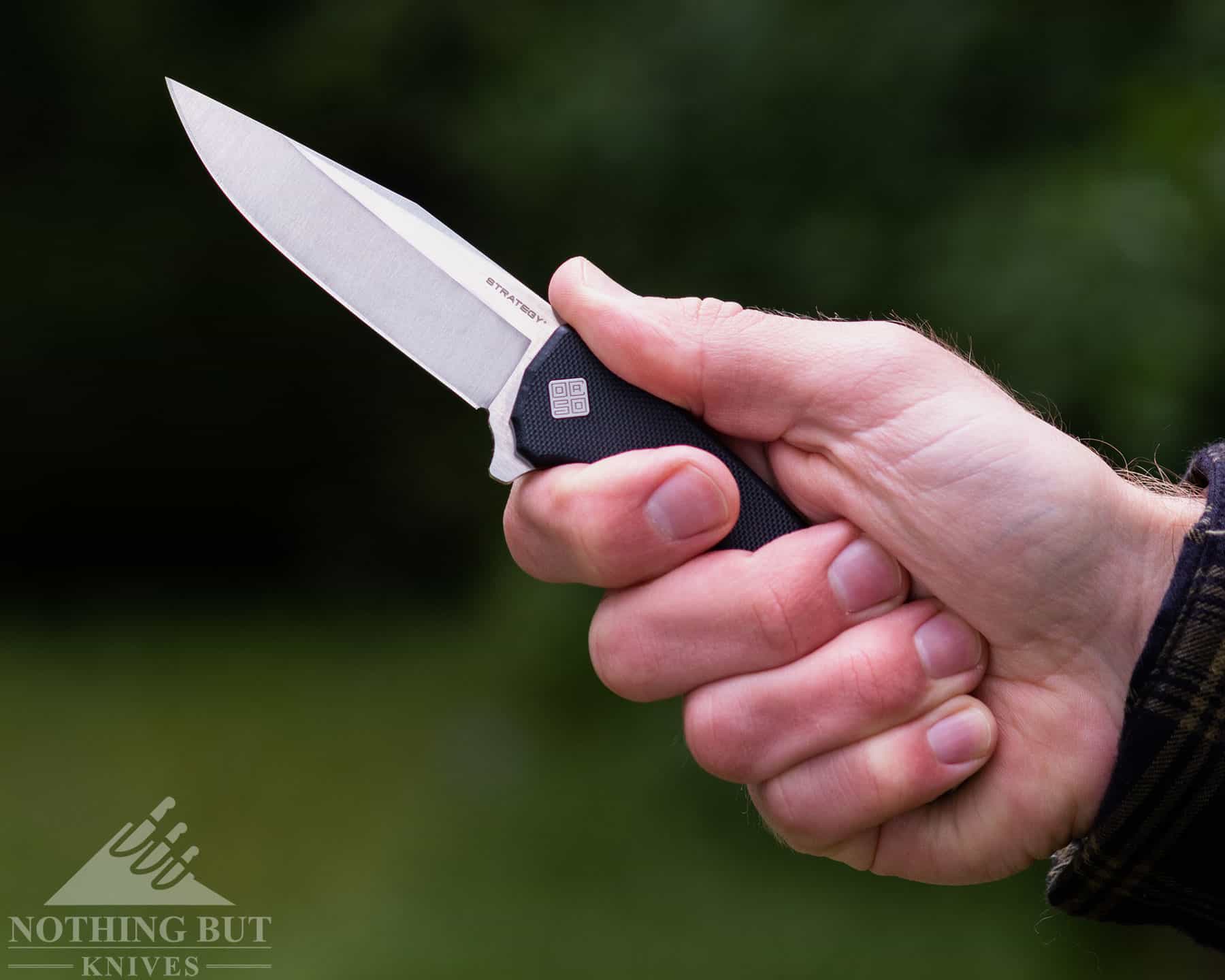 Ocaso Strategy Review - Image 5 The Strategy is not large knife, but the ergonomic handle accommodates four fingers well.