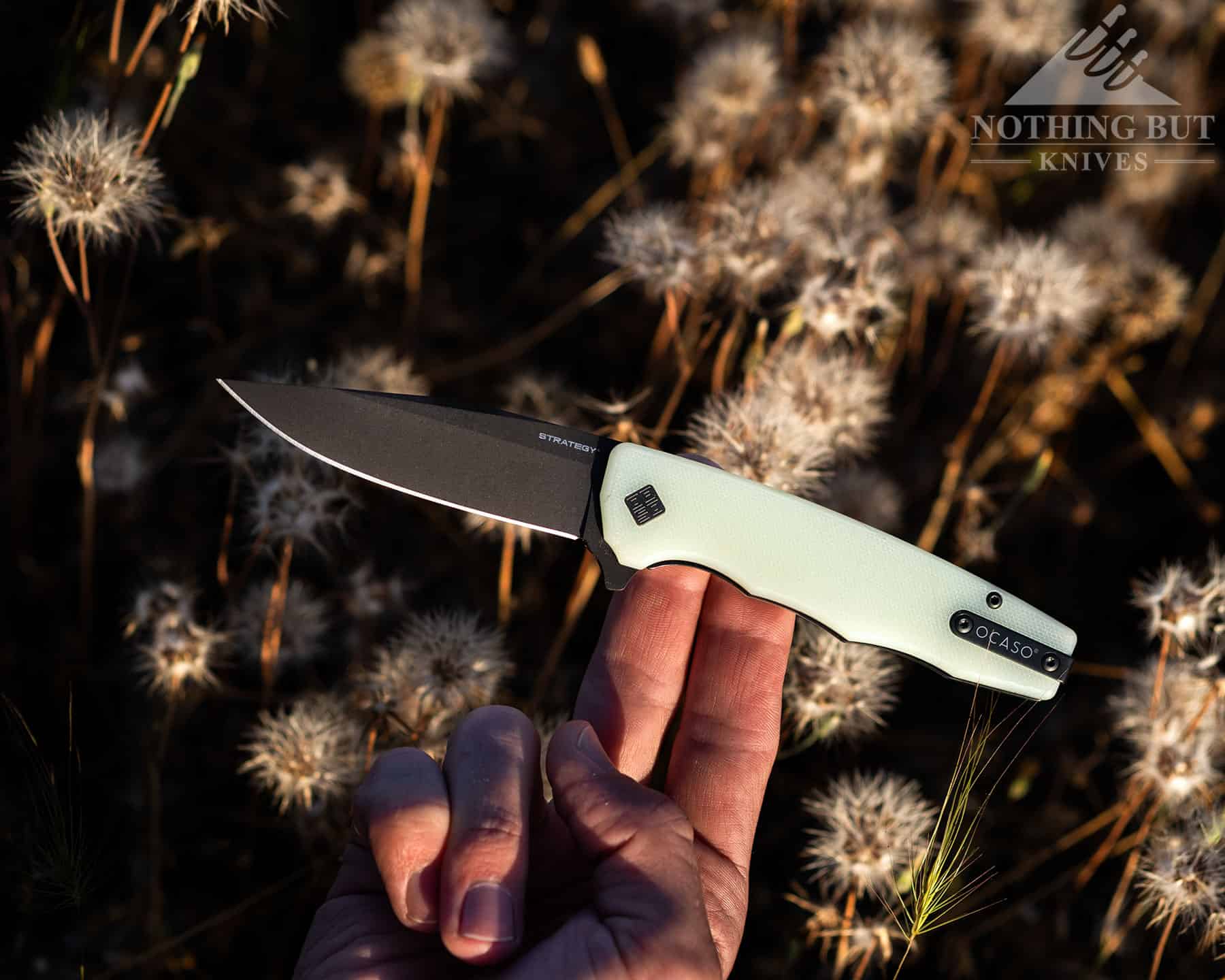 The Ocaso Strategy is a versatile pocket knife that is right at home outdoors or indoors. 