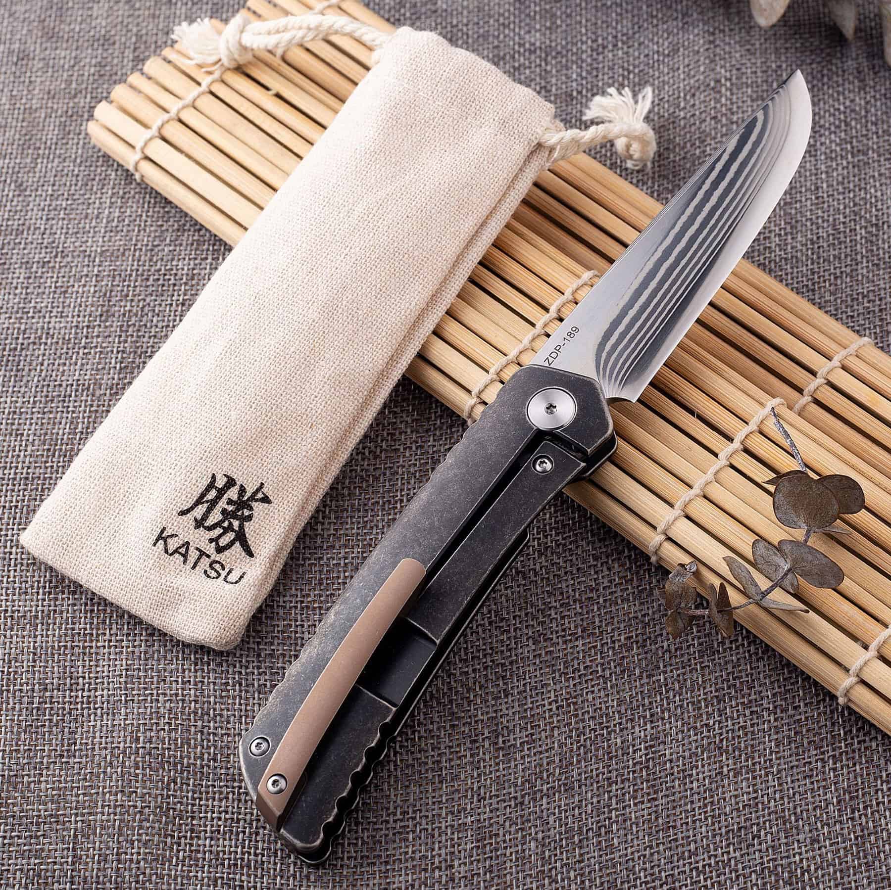 This premium Japanese pocket knife combines great aesthetics and excellent materials. 