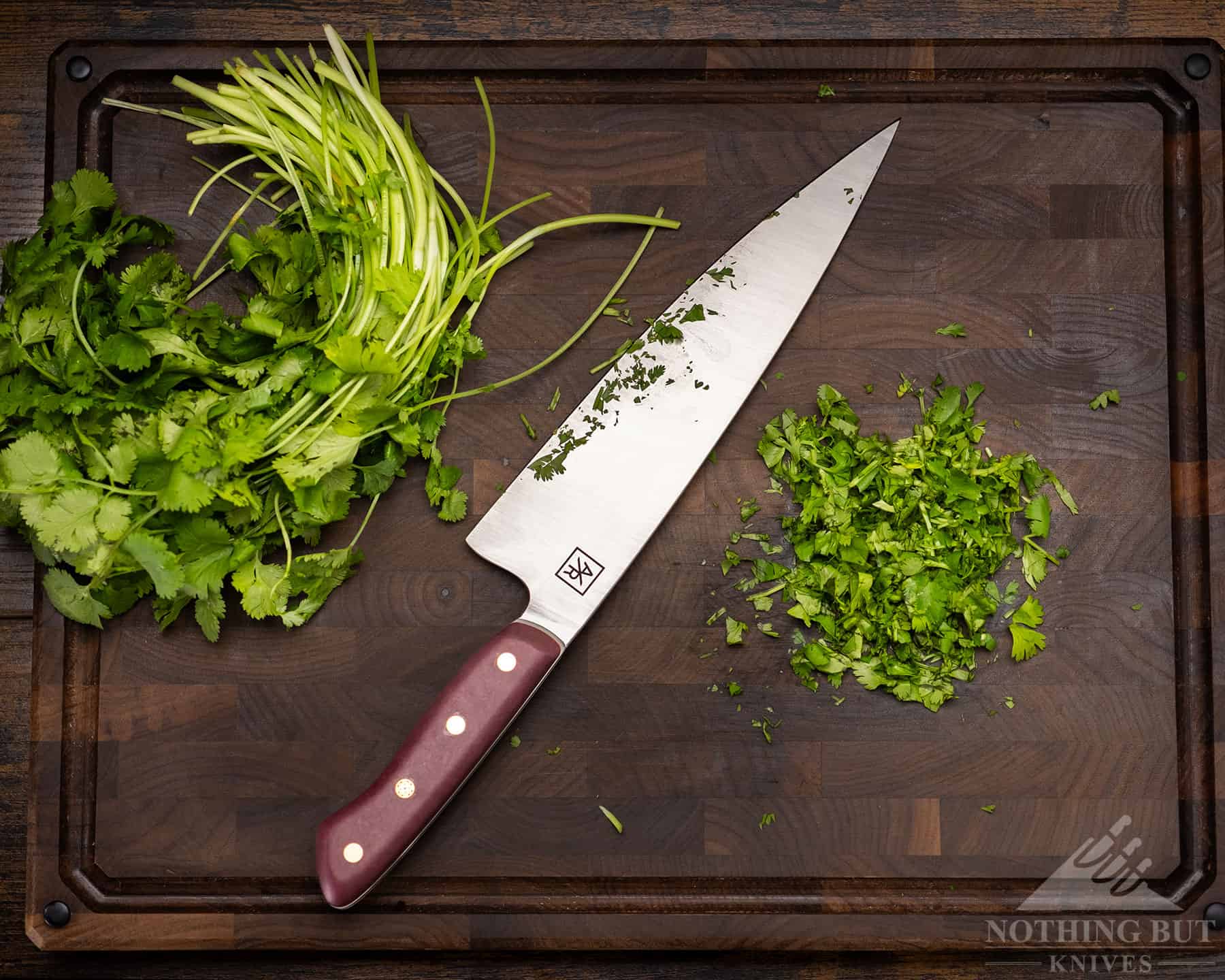 The Artisan Rvere chef knife has excellent edge retention due to the hardness and durability of its Elmax steel blade. 