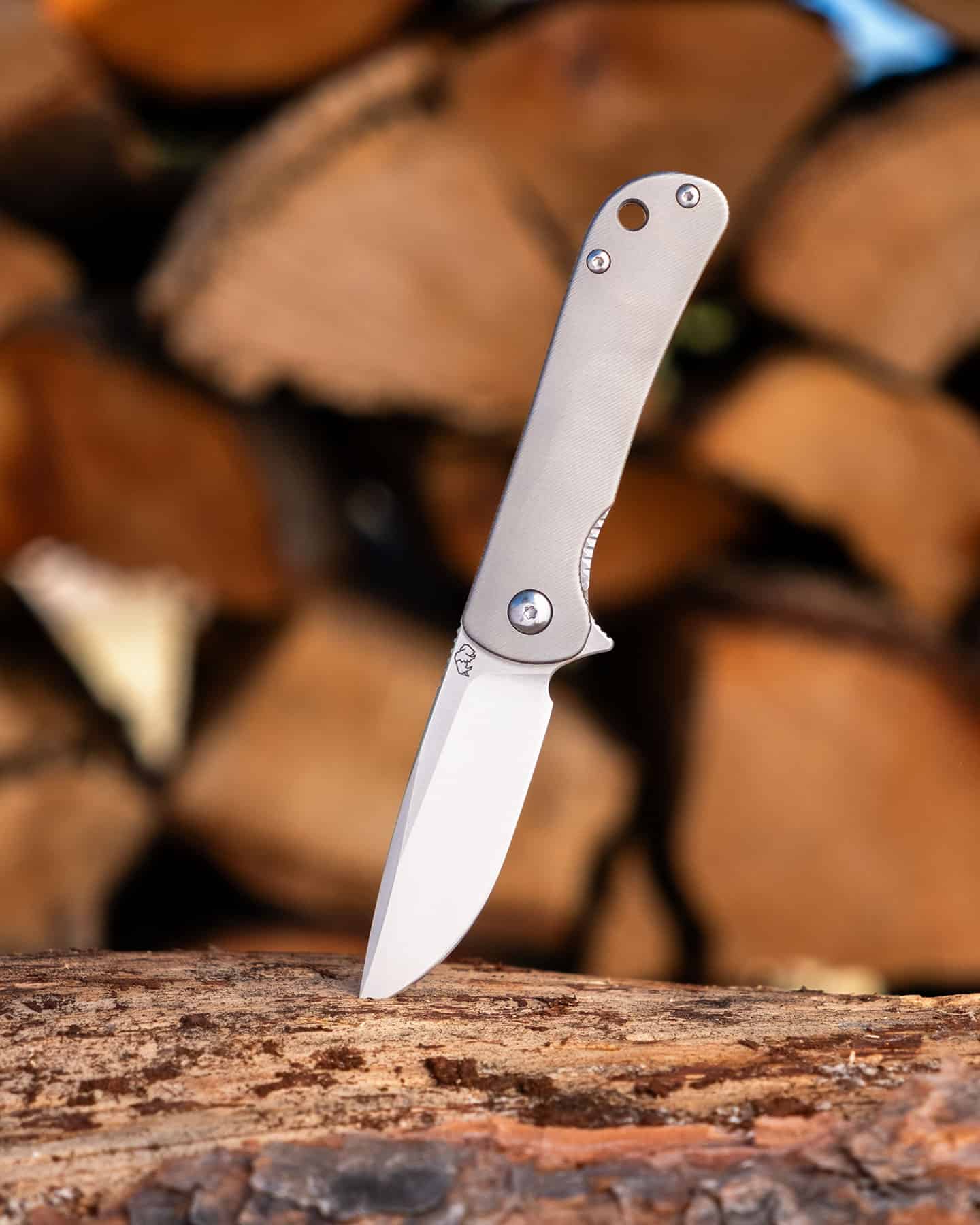 The premium version of the Fast Eddie features a titanium handle and a VG-10 blade. 