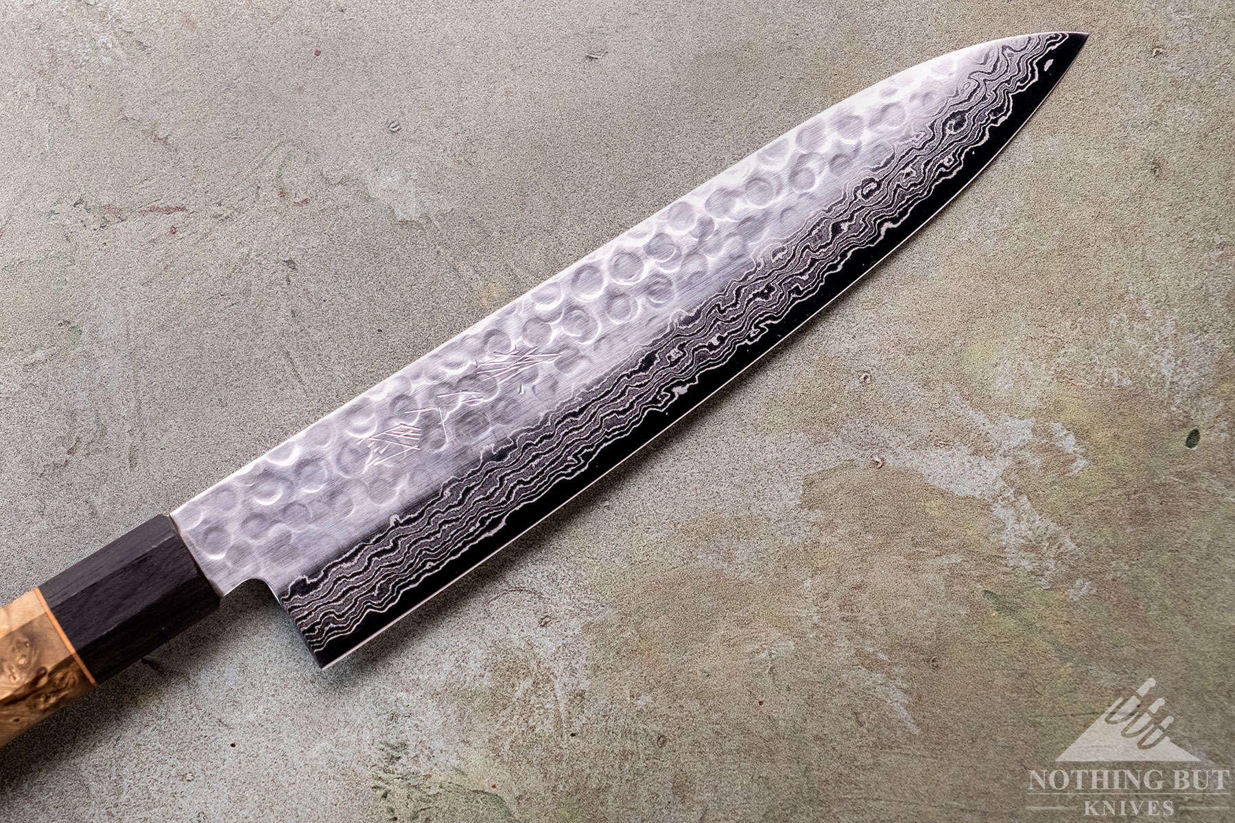 The VG10 steel blade of this Oishya chef knife has decent edge retention and great blade geometry. 