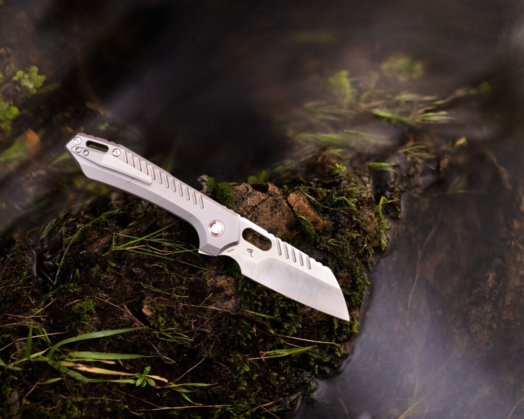 The Vosteed RSKAOS is a fidget friendly premium pocket knife. 