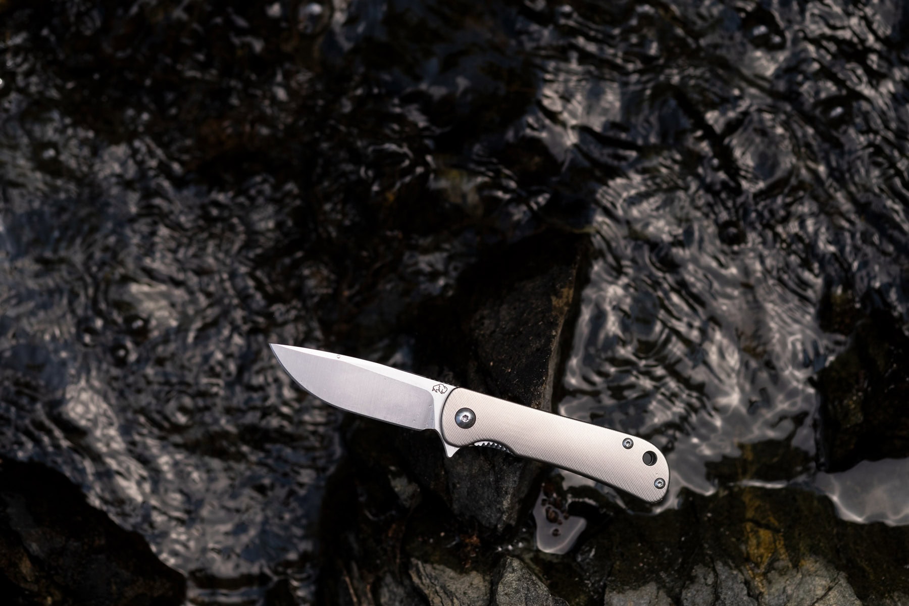 The titanium version of the Fast Eddie features VG10 steel, and it is considered the premium option. 