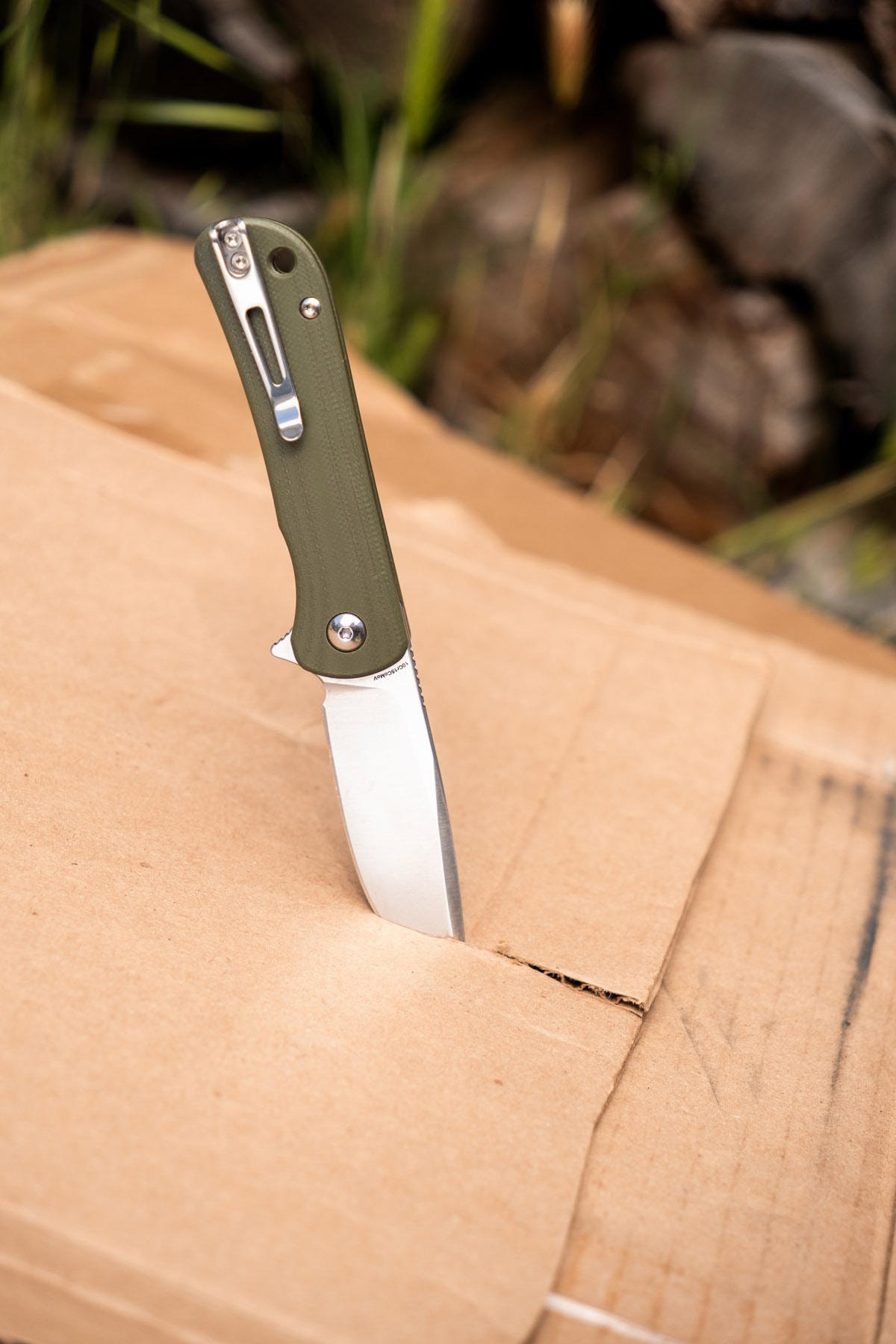 The Fast Eddie is a great option if you need a small knife that excels at cutting cardboard.