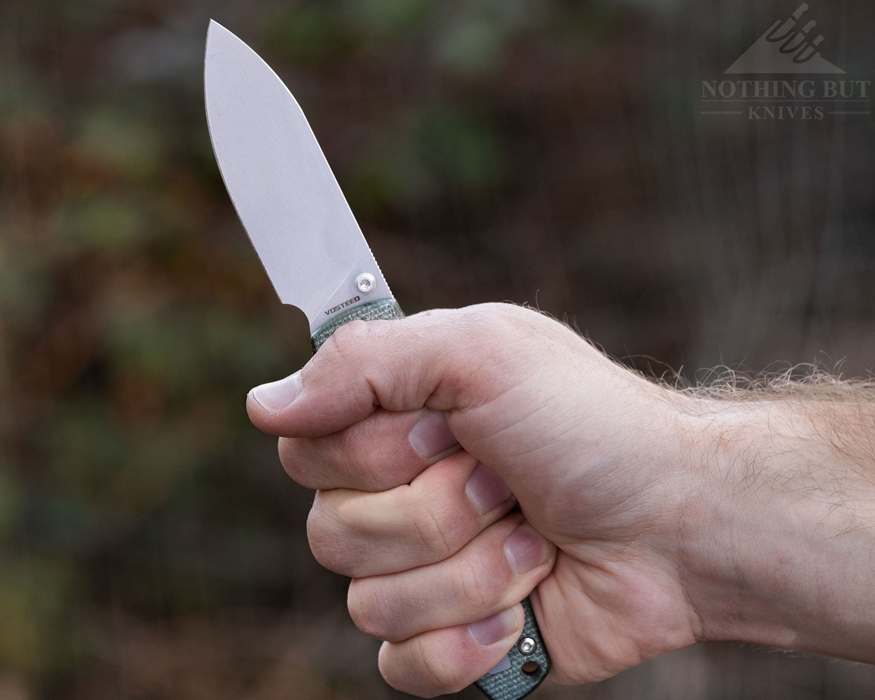 The handle of the Vosteed Racoon is comfortable and easy to grip, but it does feel like the lock could be accidently disengaged when the knife is held in certain grips. 