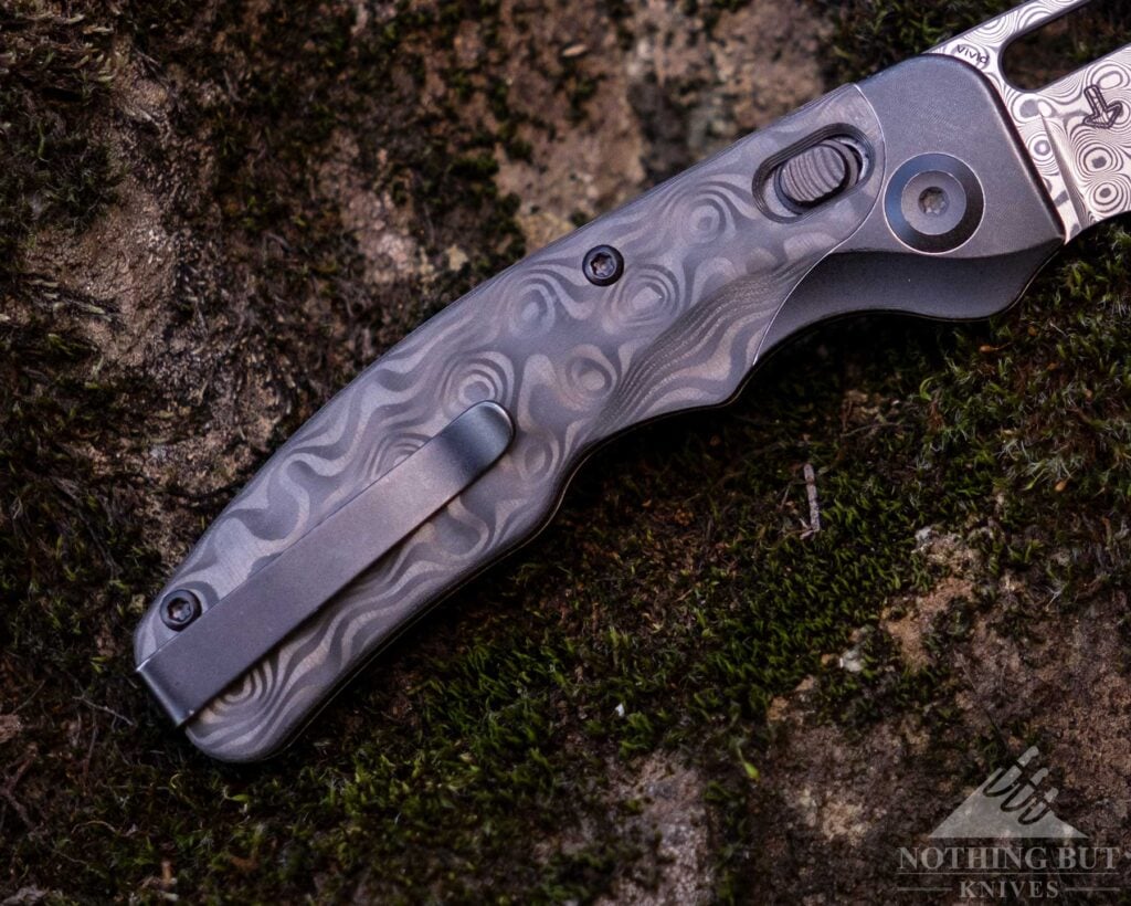 Kansept Vivid Review - Image 3 An overhead view of the Kansept Vivid's contoured, carbon fiber handle.