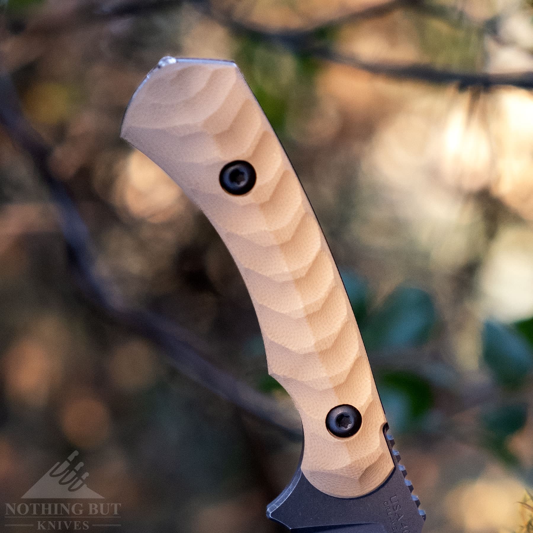Toor Knives Brauler Review - Image 7 A close-up of the textured G-10 handle of the Toor Brauler.