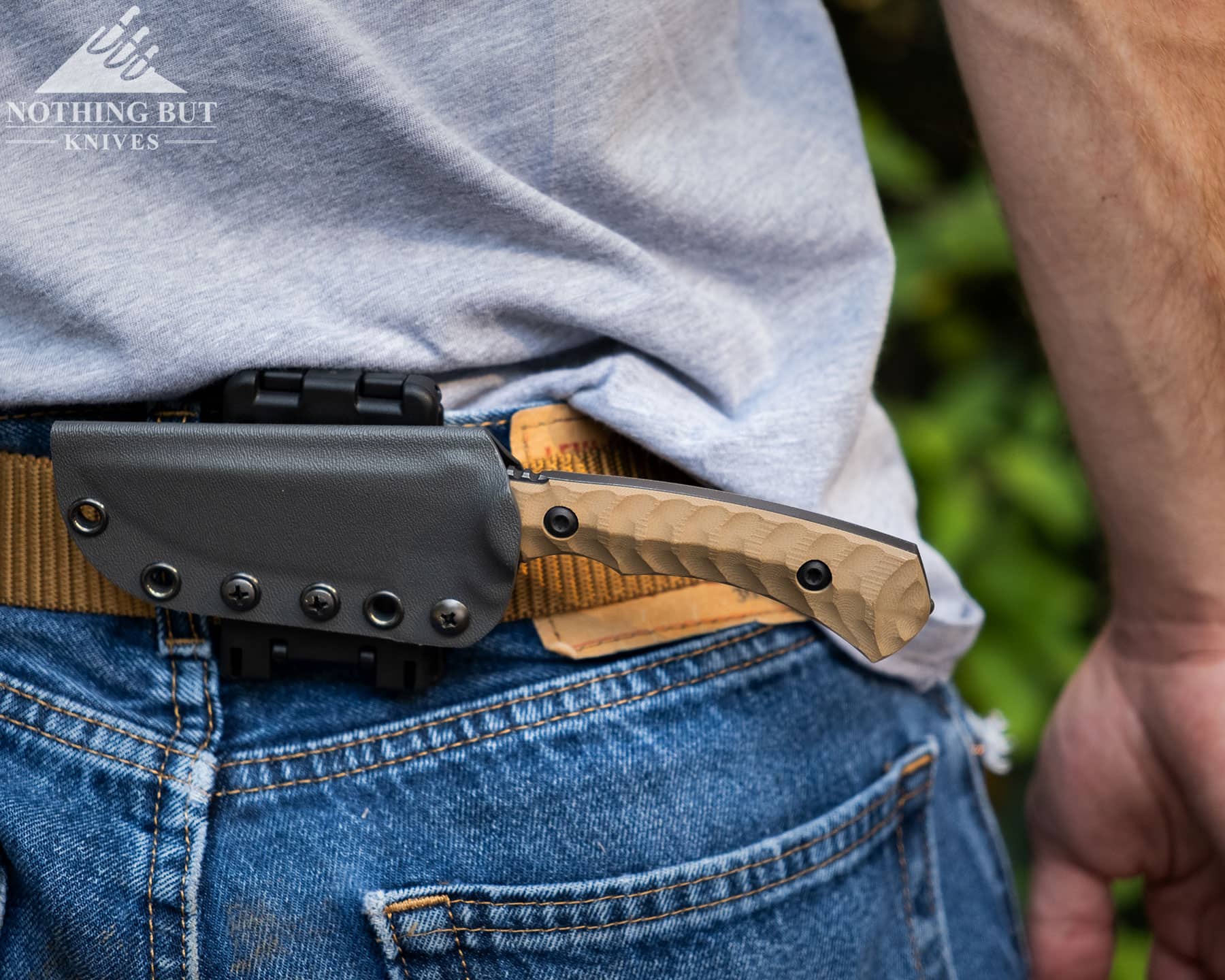 Toor Knives Brauler Review - Image 10 A close-up of the Toor Brauler in the scout carry position on a person's waist.
