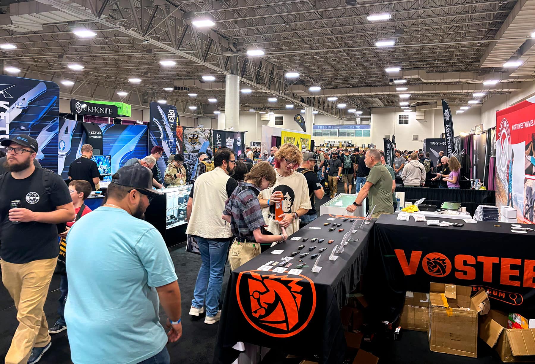 Blade Show West 2025 Wrap-Up - Image 15 A wide angle view of the crowd at Blade Show West 2025 by the Vosteed booth.