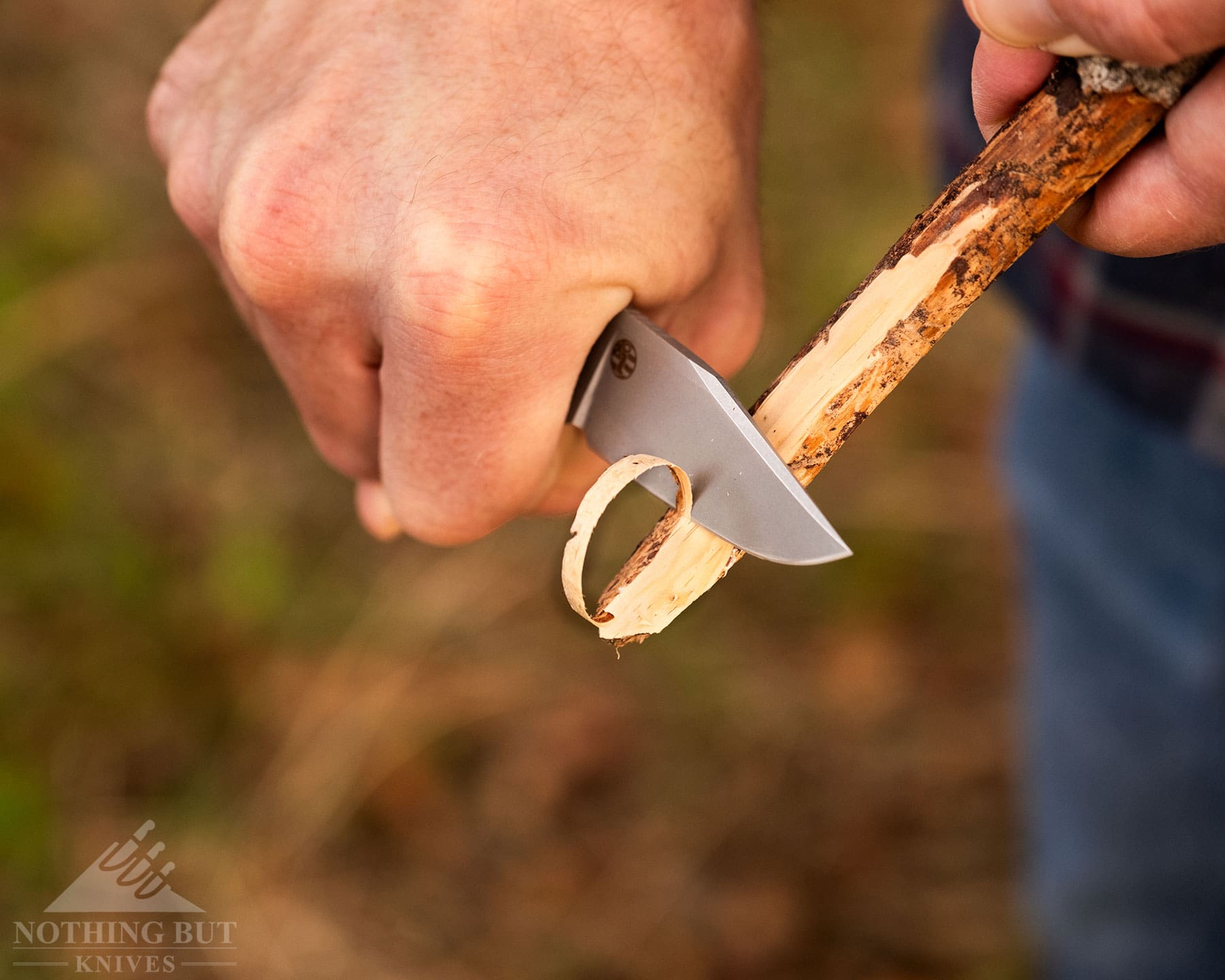 Big Idea Design Lookout Review - Image 13 An angled shot of the Lookout being held in the right hand cutting a branch.